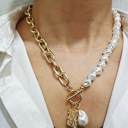 Goldene und perlenbesetzte Halskette, asymmetrisches Design, modisches Schmuckstück für Damen.