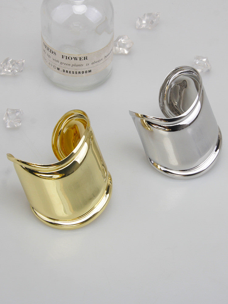 Goldener und silberner Metallarmreif, asymmetrisches Design, modisch, breites Armband.