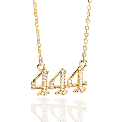 Goldene Halskette mit "444"-Anhänger, verziert mit funkelnden Kristallen, modischer Schmuck.