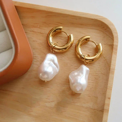 Goldene Creolen mit weißen Barockperlen, eleganter Schmuck, luxuriöses Design, Damen-Ohrringe.