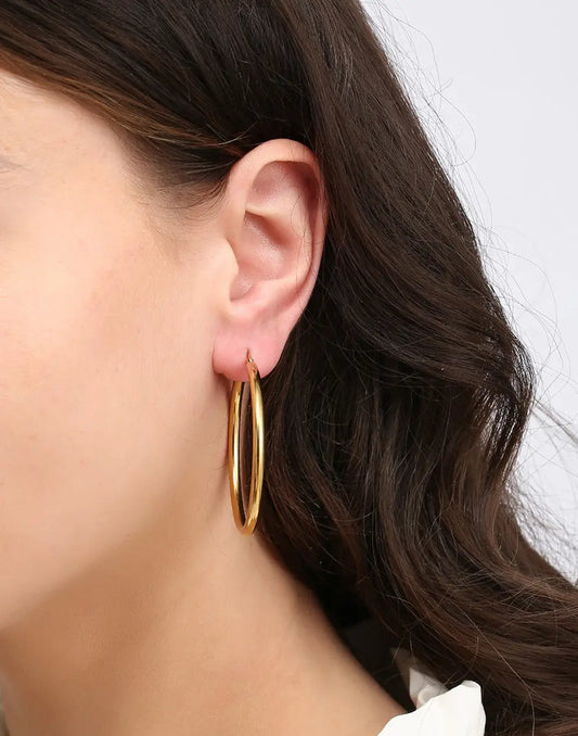 Goldene Creolen Ohrringe 40mm, eleganter Schmuck, modisches Accessoire für Damen.