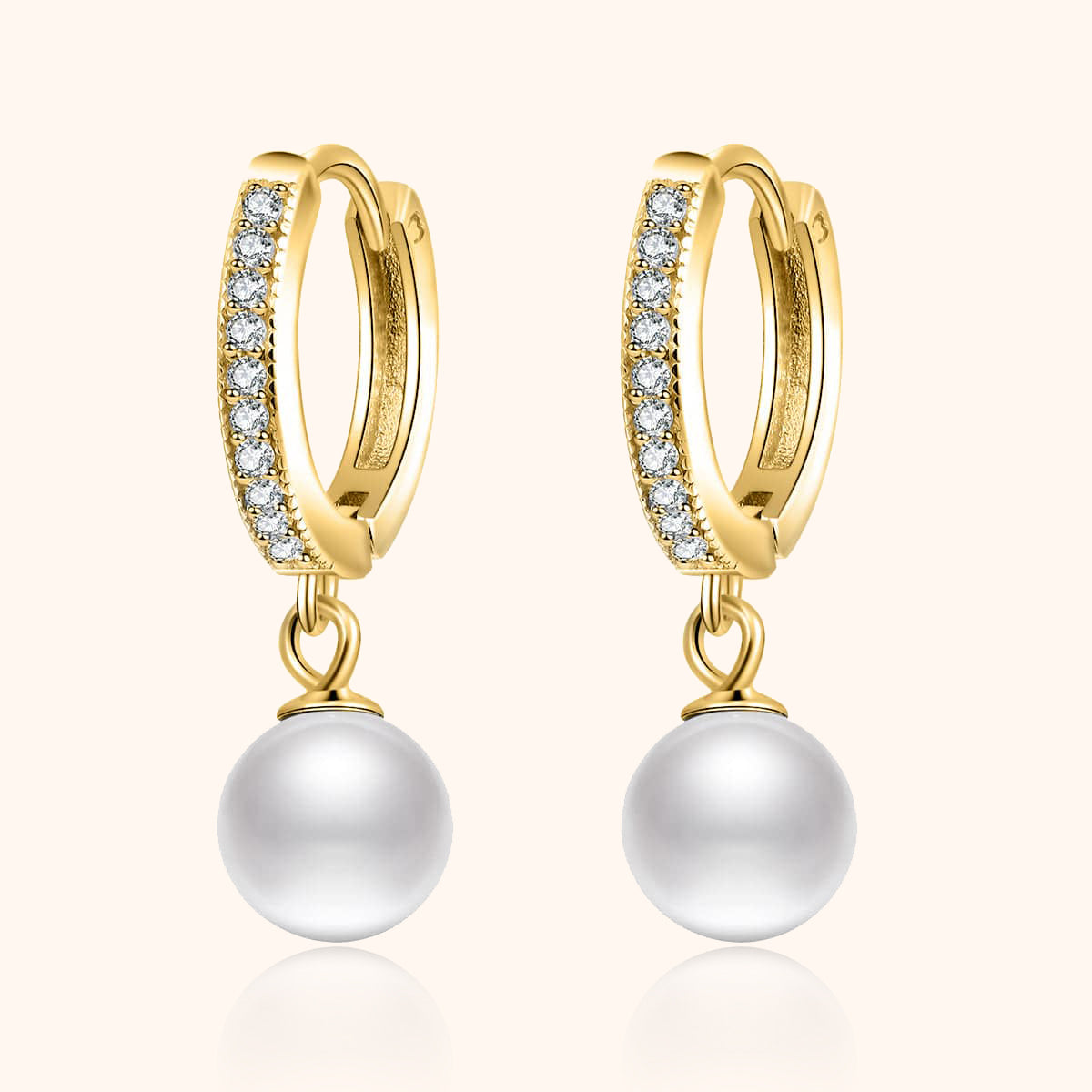 Goldene Creolen mit Perlenanhänger und Zirkonia, eleganter Schmuck, Damen Ohrringe.