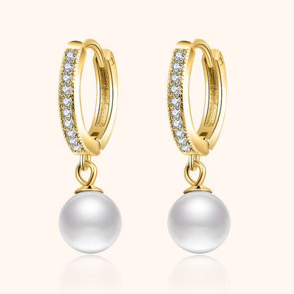 Goldene Creolen mit Perlenanhänger und Zirkonia, eleganter Schmuck, Damen Ohrringe.