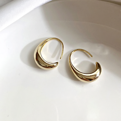 Goldene Creolen Ohrringe, glänzend, modisch, Schmuck für Damen, elegantes Design.