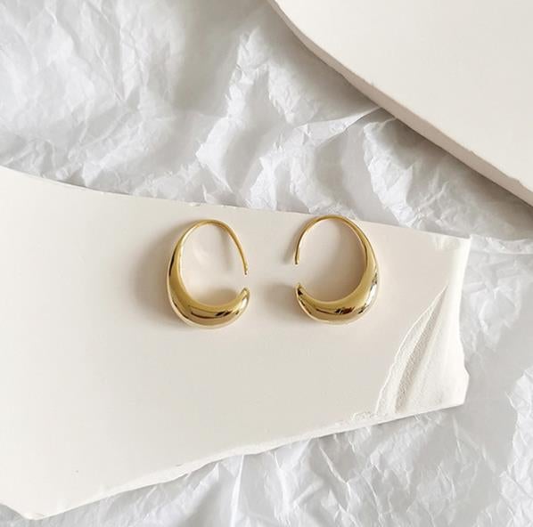 Goldene Creolen Ohrringe, minimalistisches Design, Schmuck für Damen, modisch und elegant.