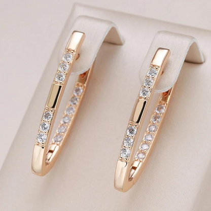 Roségoldene Creolen mit Zirkonia-Steinen, eleganter Schmuck, Damen-Ohrringe, Geschenkideen.