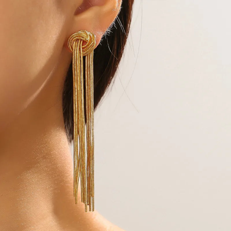 Goldene Ohrhänger mit langen Ketten, elegantes Schmuckdesign, Damenaccessoire.