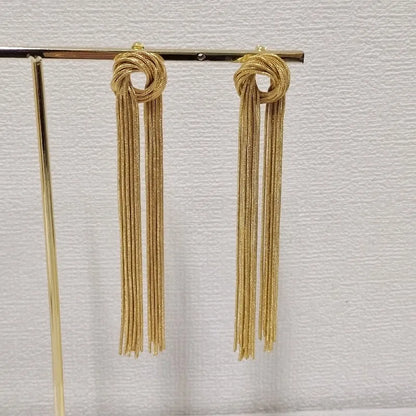 Goldene Quasten-Ohrringe, lang, elegant, aus Metall, modisches Accessoire, Damen-Schmuck.