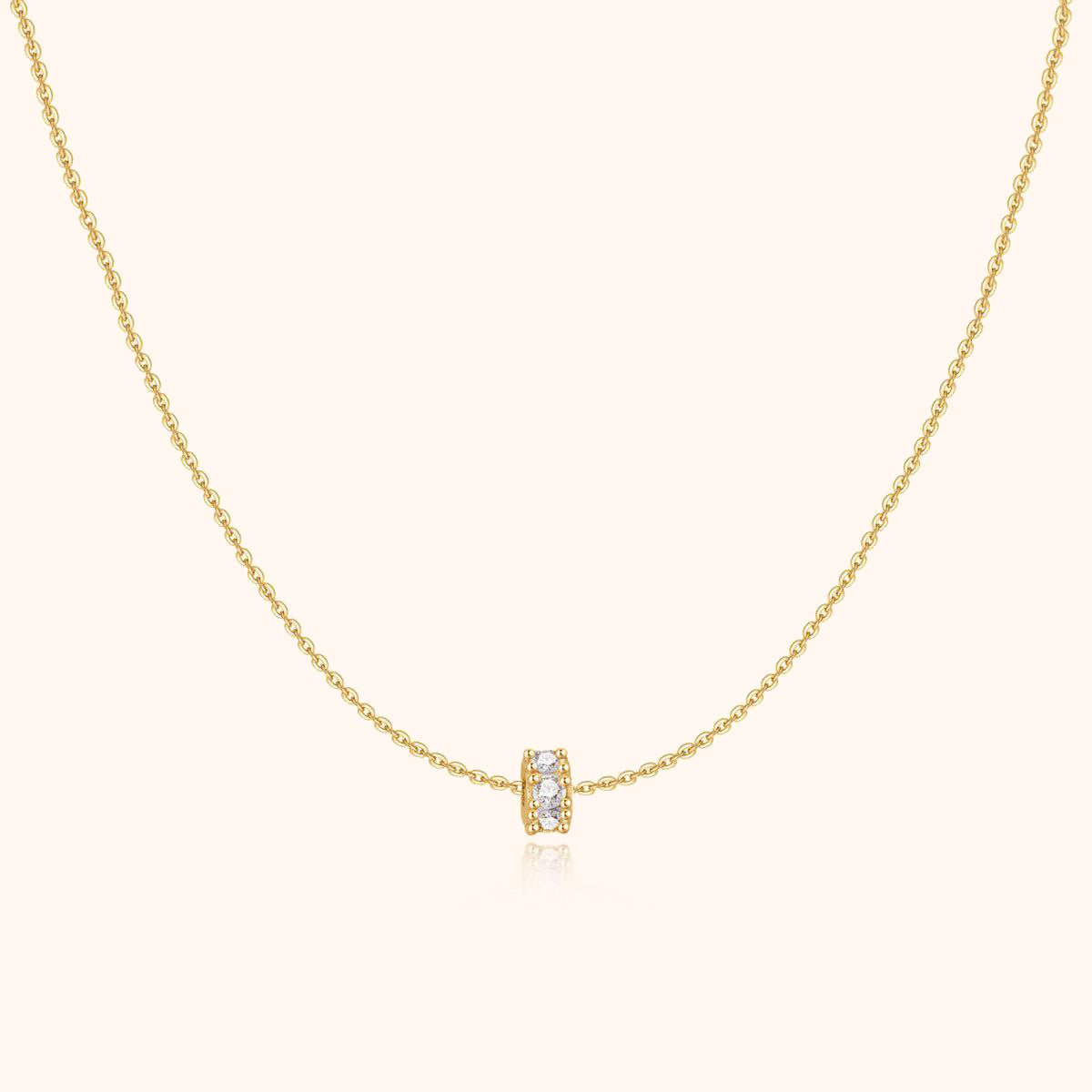 Goldene Halskette mit Diamantanhänger, elegantes Schmuckstück, feine Kette, Damenaccessoire.