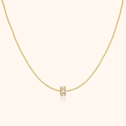 Goldene Halskette mit Diamantanhänger, elegantes Schmuckstück, feine Kette, Damenaccessoire.