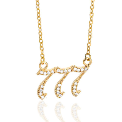 Goldene Halskette mit funkelndem Diamant-Anhänger, elegantes Schmuckdesign, Geschenkidee.