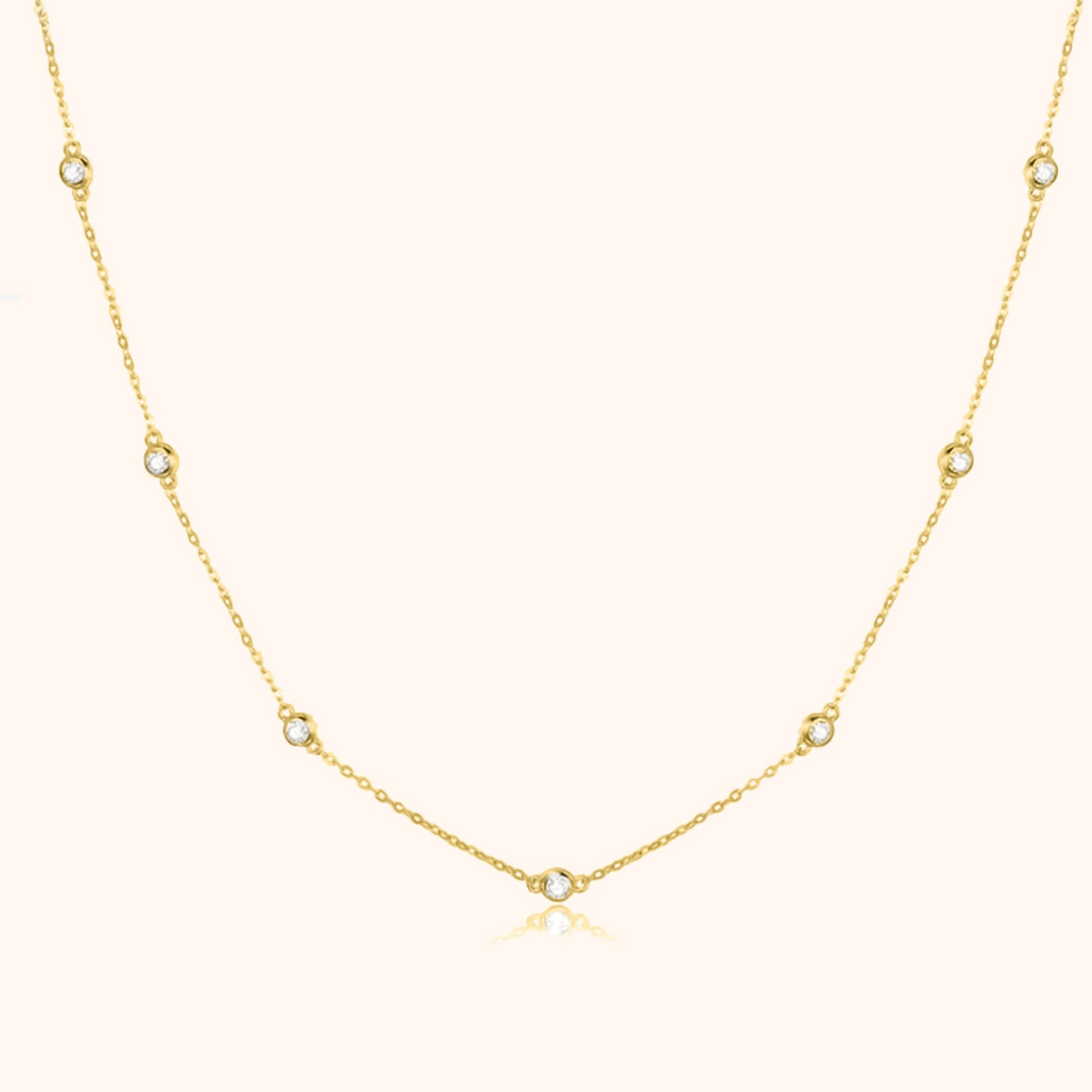 Goldene Halskette mit kleinen Diamanten, elegantes Schmuckdesign, Damenaccessoire.
