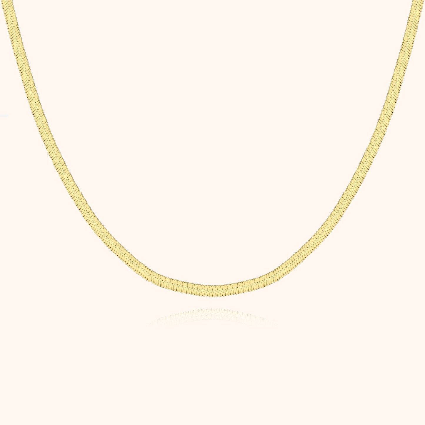 Goldene Schlangenkette, elegantes Schmuckstück, Damenhalskette, modisches Accessoire.