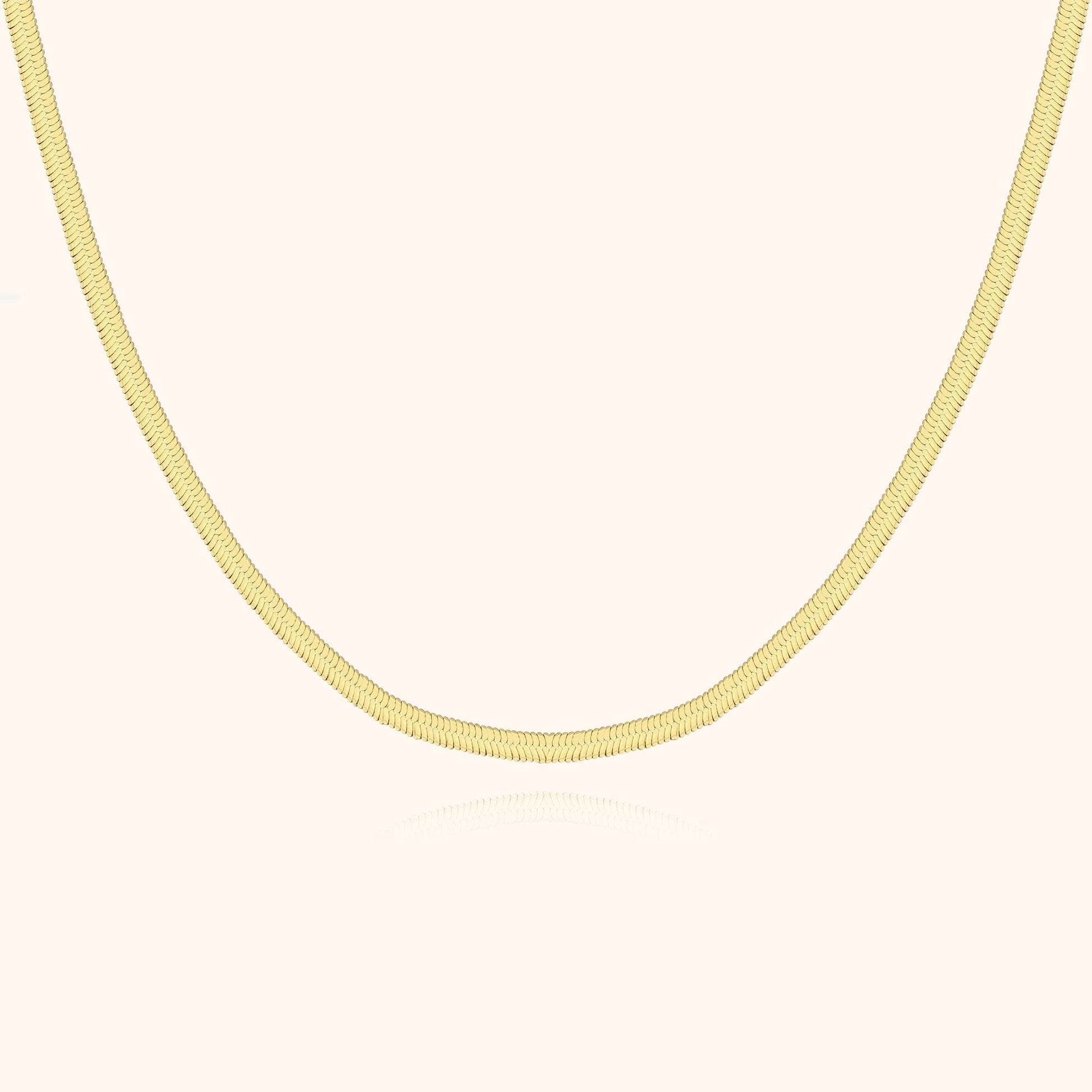 Goldene Schlangenkette, elegantes Schmuckstück, Damenhalskette, modisches Accessoire.