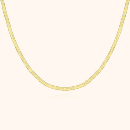 Goldene Schlangenkette, elegantes Schmuckstück, Damenhalskette, modisches Accessoire.