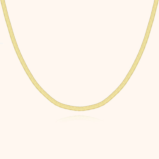 Goldene Schlangenkette, elegantes Schmuckstück, Damenhalskette, modisches Accessoire.