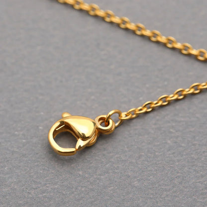 Goldene Halskette mit Karabinerverschluss, elegantes Schmuckdesign, Damenaccessoire.