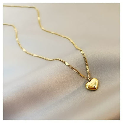 Goldene Herz-Halskette auf Seide, elegantes Schmuckstück, Damenmode, Geschenkidee.
