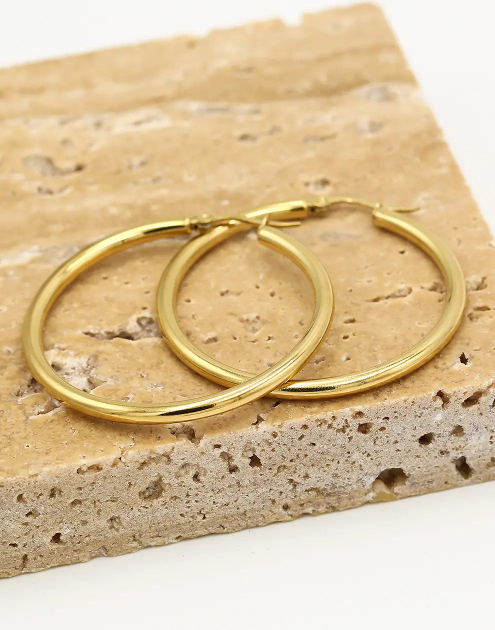 Goldene Creolen Ohrringe 40mm, eleganter Schmuck, modisches Accessoire, Damenmode.