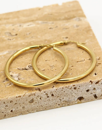 Goldene Creolen Ohrringe 40mm, eleganter Schmuck, modisches Accessoire, Damenmode.