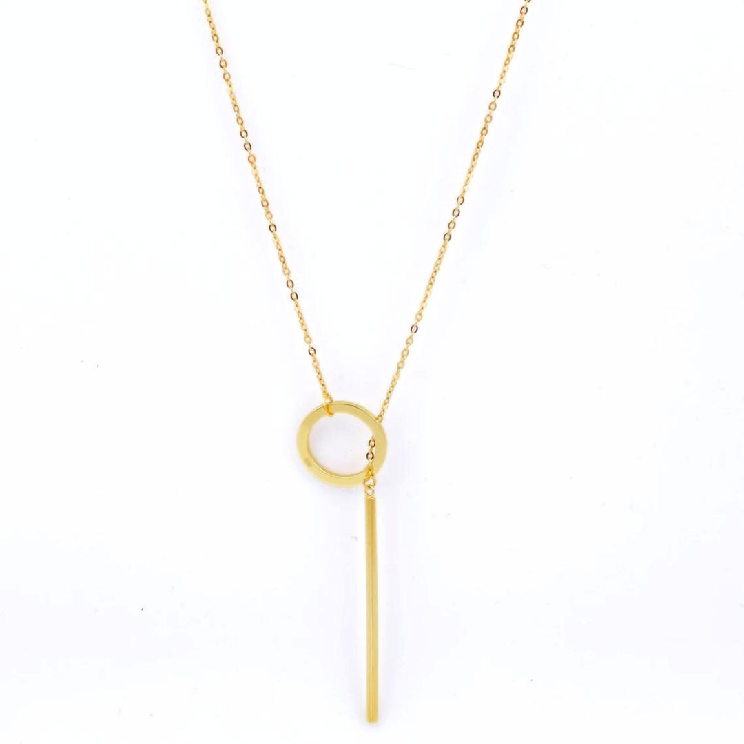 Goldene Halskette mit Kreis- und Stabanhänger, minimalistisches Design, eleganter Schmuck.