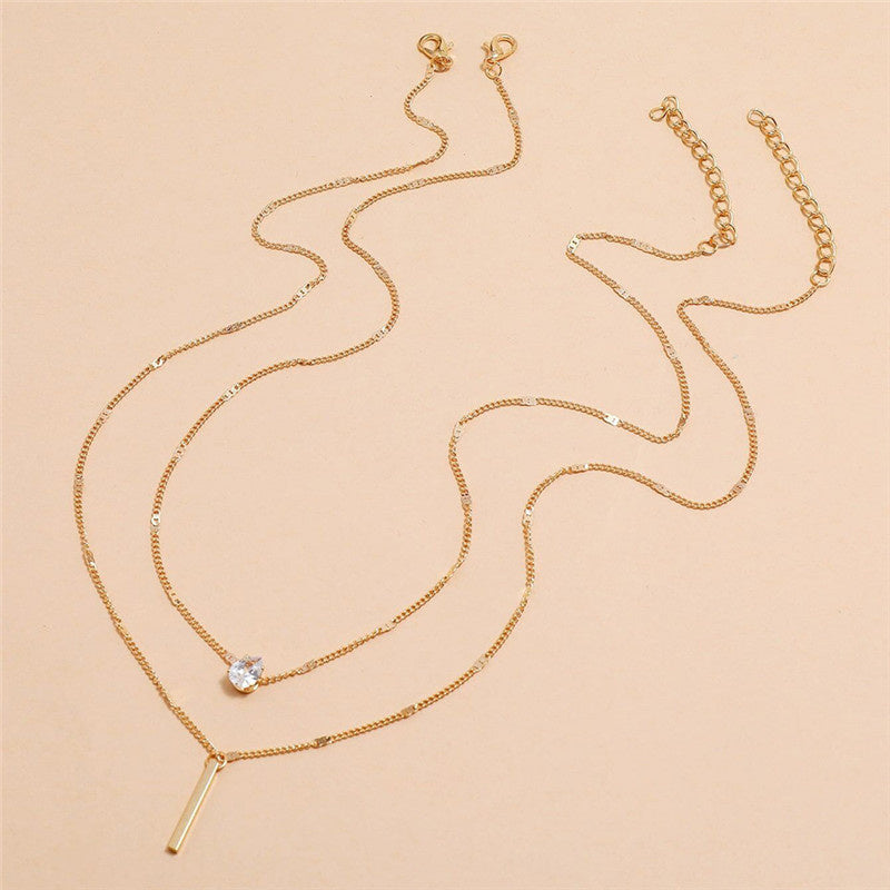 Goldene Halskette mit Kristallanhänger, geometrisches Design, Damenmode, Vintage-Stil.