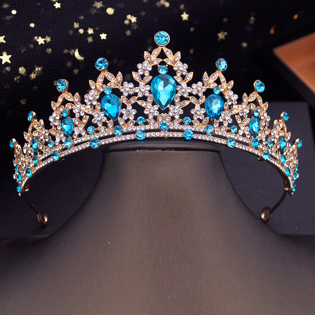 Goldene Krone mit blauen Kristallen, ideal für Hochzeiten, Bälle, festliche Anlässe.
