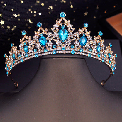 Goldene Krone mit blauen Kristallen, ideal für Hochzeiten, Bälle, festliche Anlässe.