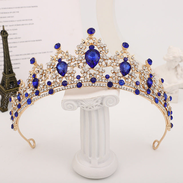 Goldene Tiara mit blauen Kristallen, ideal für Hochzeiten und Abschlussbälle, elegantes Haarschmuck.