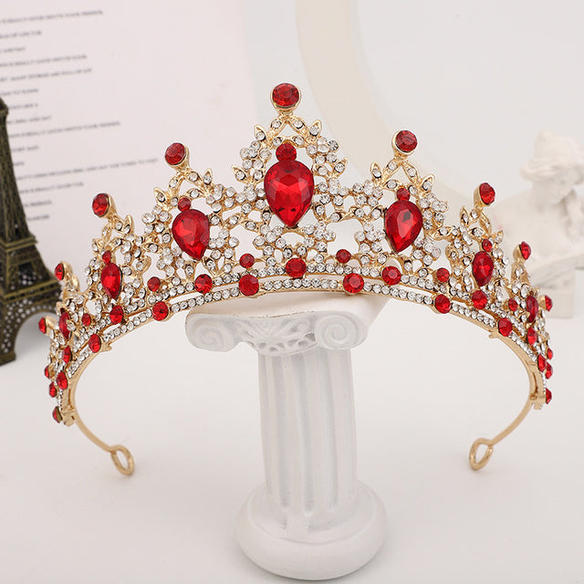 Goldene Tiara mit roten Kristallen, ideal für Hochzeiten, Bälle, festliche Anlässe.