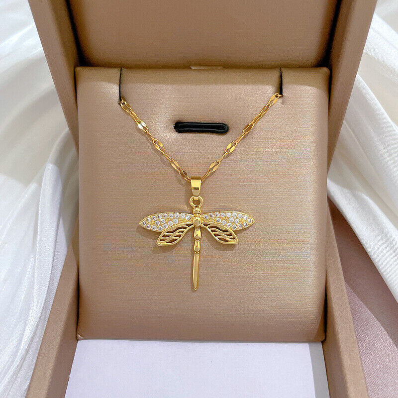 Goldene Libellen-Halskette mit Strasssteinen, elegantes Schmuckstück in Geschenkbox.