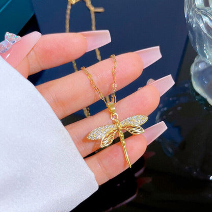 Goldene Libellen-Halskette mit Strasssteinen, Damen-Schmuck, modisches Accessoire.