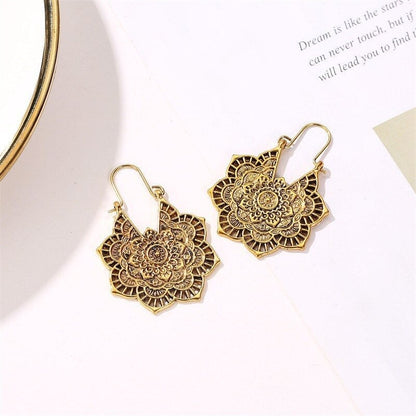 Goldene Mandala-Ohrringe, filigranes Design, orientalischer Stil, Schmuck für Damen.