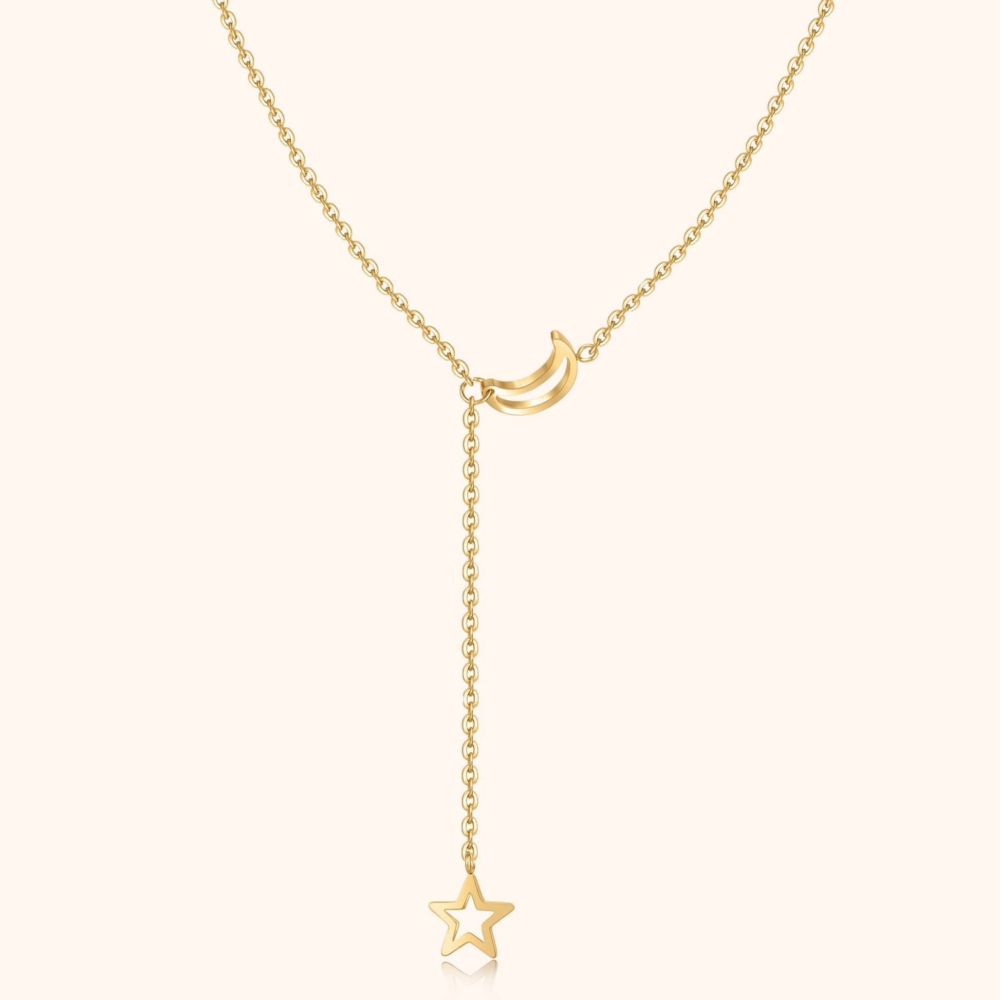 Goldene Halskette mit Mond- und Sternanhänger, elegantes Schmuckdesign, Damenaccessoire.
