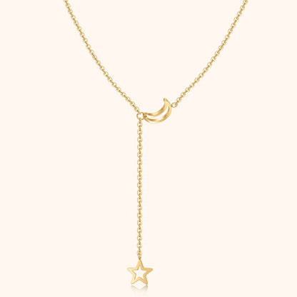 Goldene Halskette mit Mond- und Sternanhänger, elegantes Schmuckdesign, Damenaccessoire.
