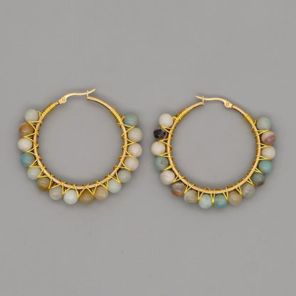 Goldene Creolen mit bunten Edelsteinen, handgefertigter Schmuck, Boho-Stil, Damen-Ohrringe.