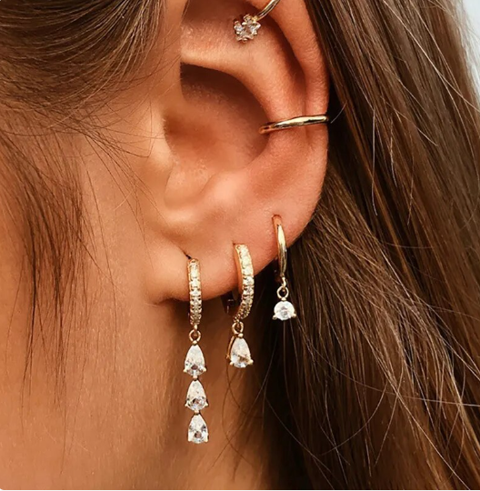 Ohrringe Gold mit Diamantanhängern, modischer Schmuck, elegantes Design, Damenaccessoire