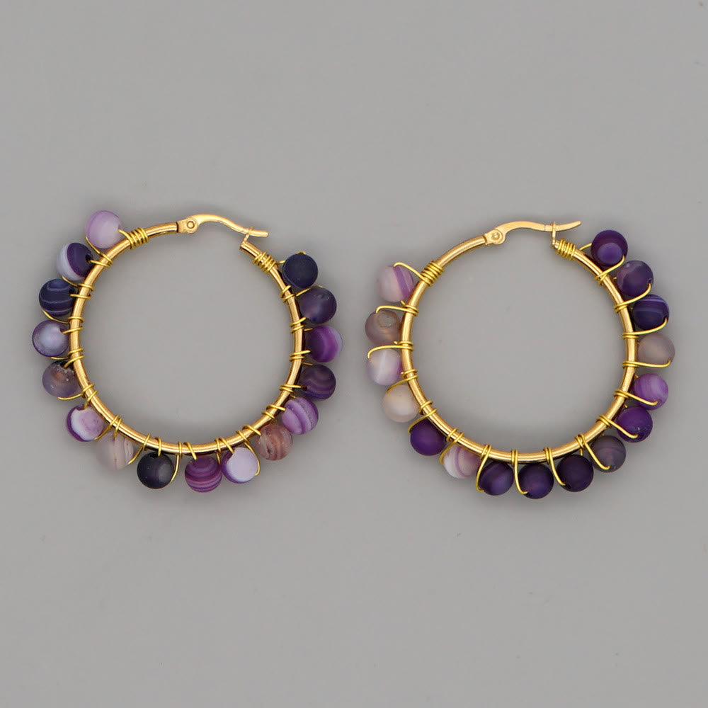 Goldene Creolen mit lila Perlen, handgefertigter Schmuck, modische Ohrringe, Damenaccessoire.