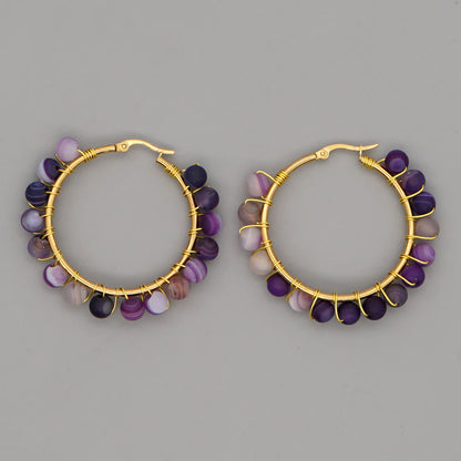 Goldene Creolen mit lila Perlen, handgefertigter Schmuck, modische Ohrringe, Damenaccessoire.
