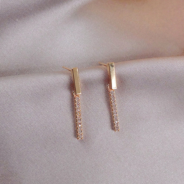 Goldene Ohrringe mit Strass, elegantes Design, Damen-Schmuck, modisch, hochwertig.