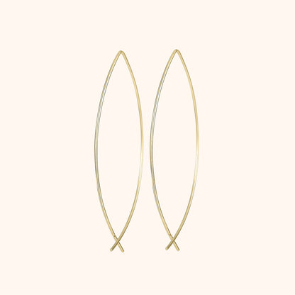 Goldene, ovale Ohrringe aus Metall, minimalistisches Design, eleganter Schmuck für Damen.