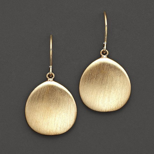 Goldene Ohrringe, Tropfenform, gebürstetes Finish, eleganter Schmuck, Damenaccessoire.