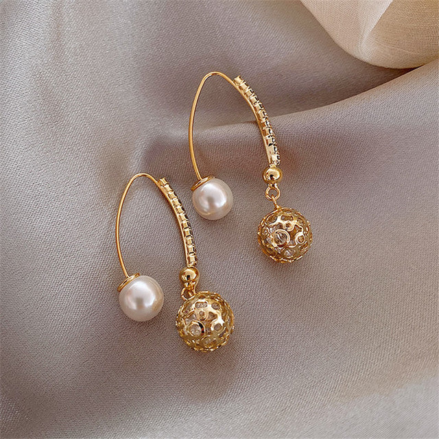 Goldene Ohrringe mit Perlen und Strass, elegantes Design, Schmuck für Damen.