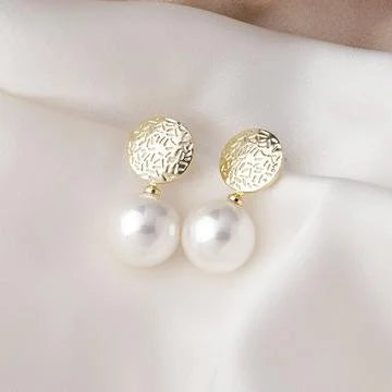 Goldene Ohrringe mit Perlen, elegantes Design, Schmuck für Damen, modisch und zeitlos.