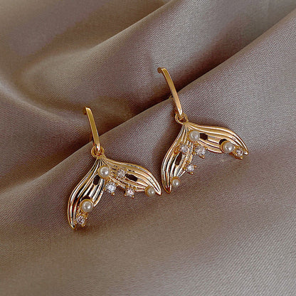 Goldene Ohrringe mit Perlen und Strass, elegantes Design, Schmuck für Damen.