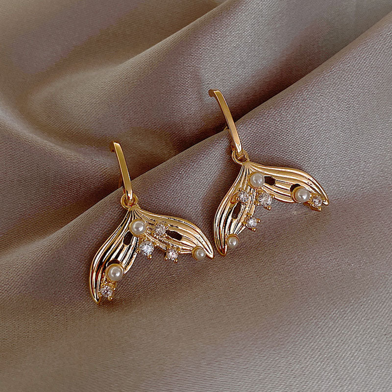 Goldene Ohrringe mit Perlen und Strass, elegantes Design, Schmuck für Damen.