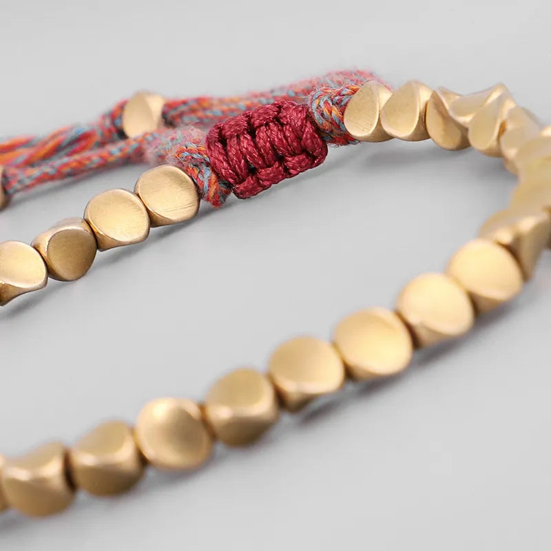 Goldene Perlenkette mit rotem Knoten, handgefertigt, Schmuck, modisch, elegant, Unisex.