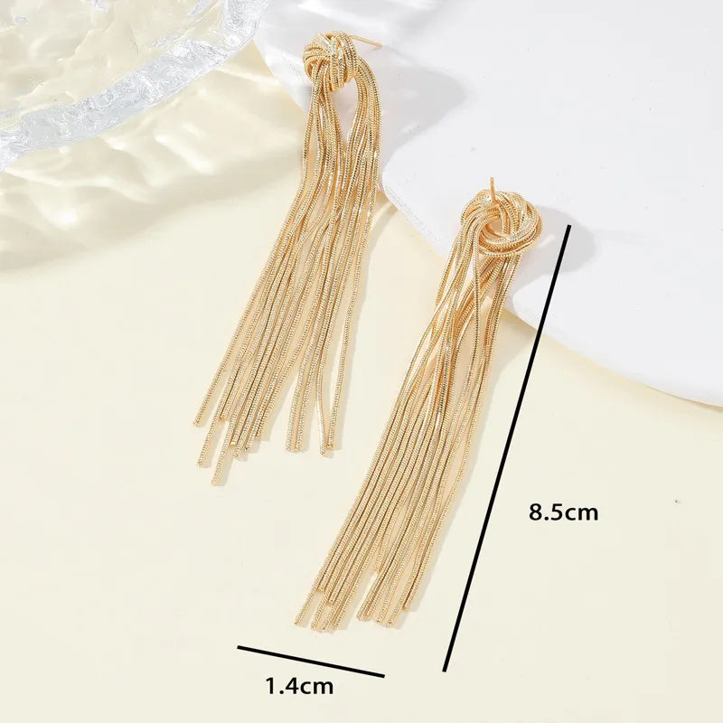 Goldene Quasten-Ohrringe, 8,5 cm lang, modisches Schmuck-Accessoire für Damen.
