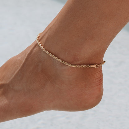 Goldene Fußkette, Seilkette, elegant, Schmuck, Damen, modisch, Accessoire, Knöchelschmuck.