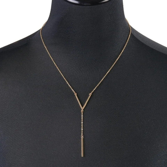 Goldene Y-Halskette, minimalistisches Design, eleganter Schmuck für Damen, modisches Accessoire.